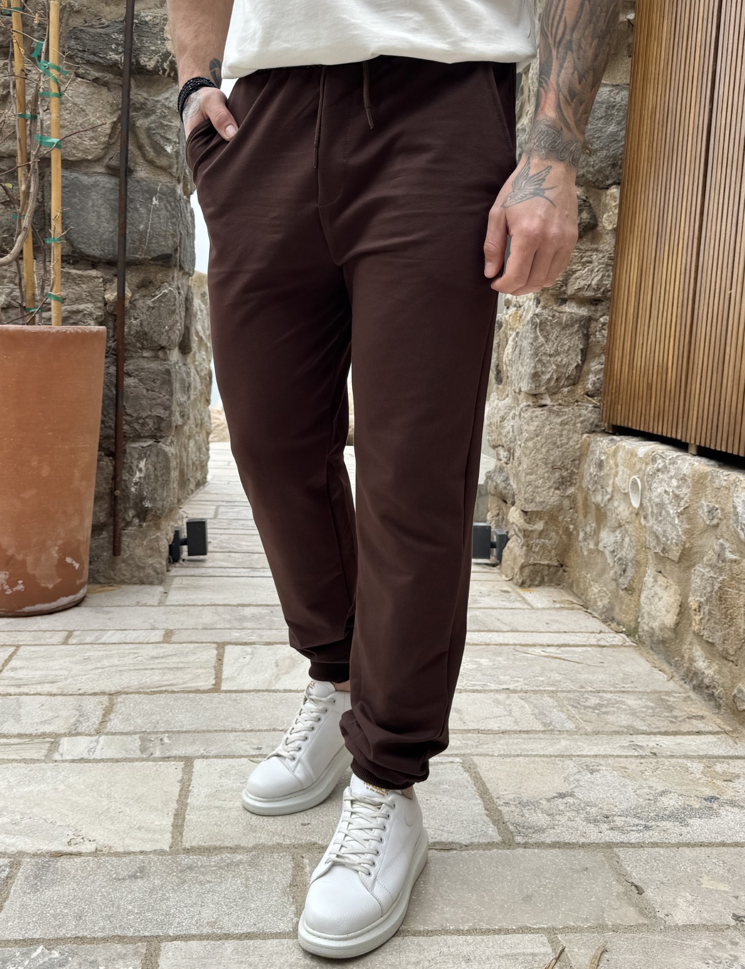 Ανδρική καφέ αθλητική φόρμα με λάστιχο KEF2616